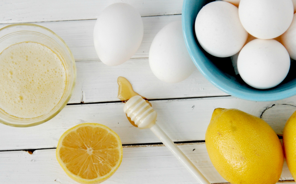 قناع بياض البيض والليمون أسرع خلطة لازالة التجاعيد