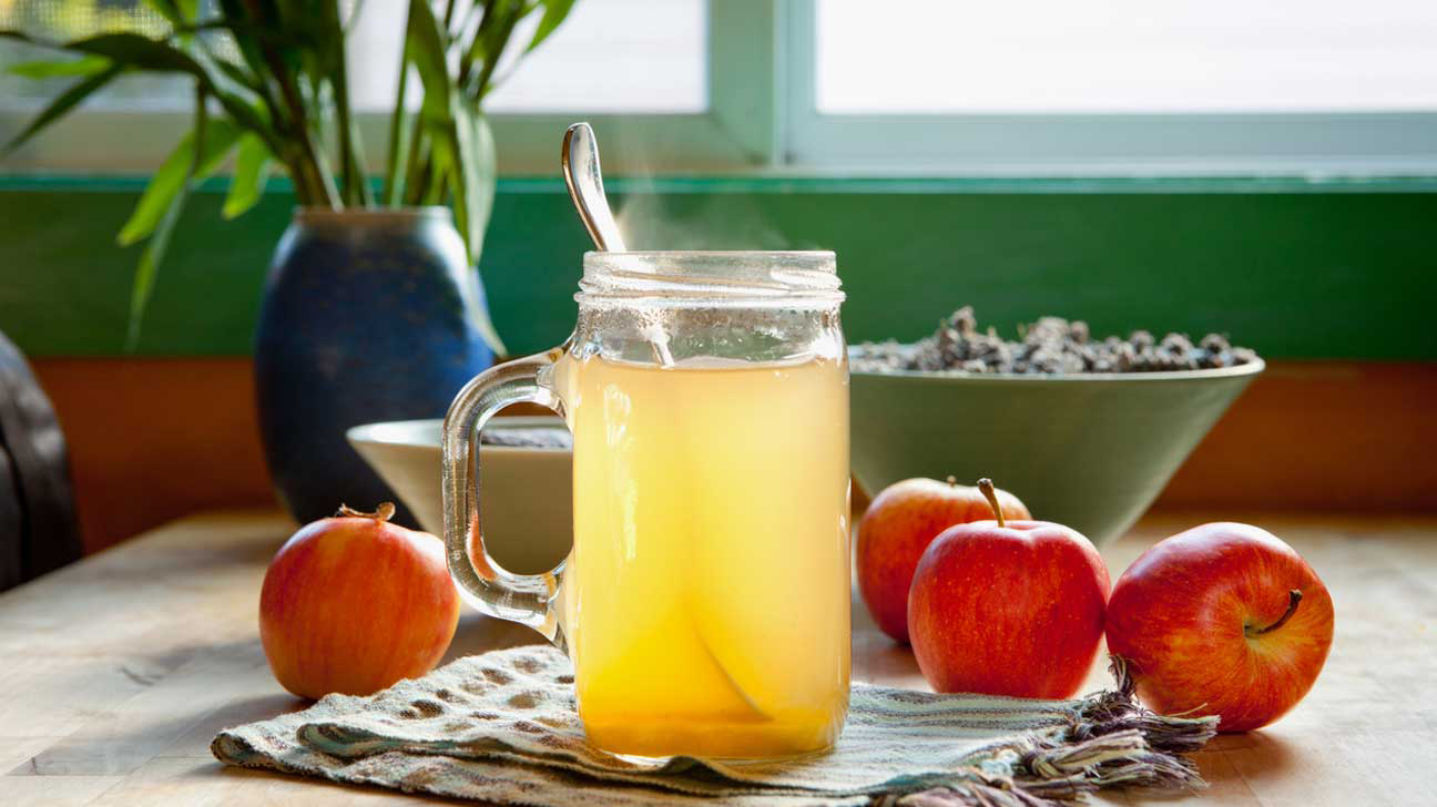 مشروبات تساعد على حرق الدهون وانقاص الوزن مثل خل التفاح مع الماء الدافئ