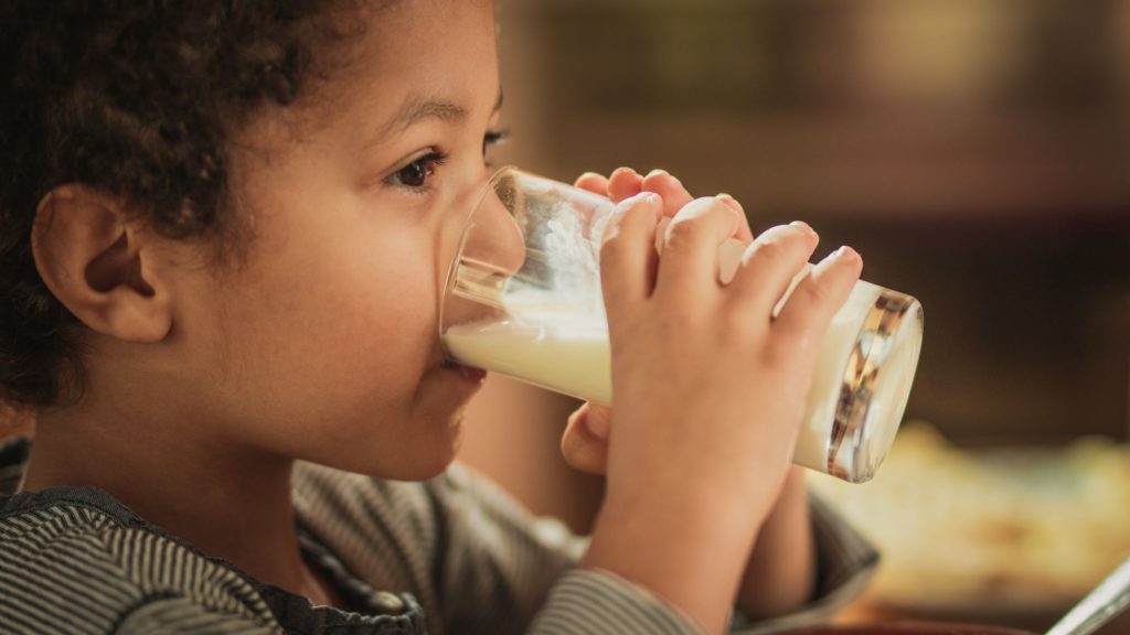الحليب غير المحلّى من مشروبات لتخسيس البطن للأطفال