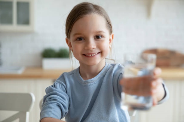 الماء من مشروبات لتخسيس البطن للأطفال