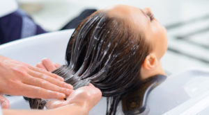 خطوات طريقة استخدام امبولات الفيلر للشعر : وضع الخليط على الشعر