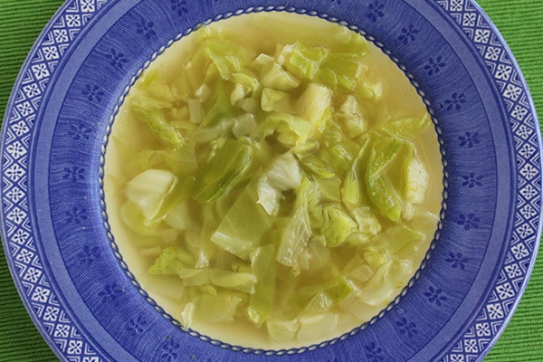 إليكَ وصفة حساء الكرنب كـ وصفة لسد الشهية وتصغير المعدة .